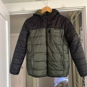 Eddie  Bauer reversible puffer size youth L black, Forrest green and camo